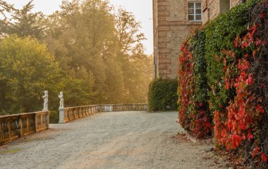 sunset Bulvarında bir sonbahar günü sırasında antik heykelleri ile geniş bir balkon
