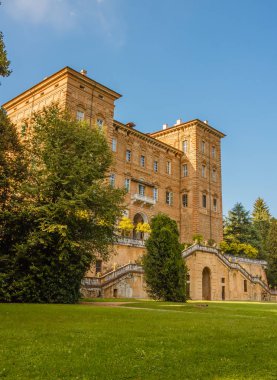 Aglie, Turin/İtalya-yaklaşık Ağustos 2018: Bahçeye bakan Agli kale cephe.