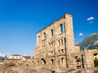 Aosta, İtalya-17 Haziran 2019: Aosta Roma tiyatrosu, 22 metre yüksekliğindeki kemer ve pencerelerle delinmiş ön cephe ile Roma döneminden kalma.