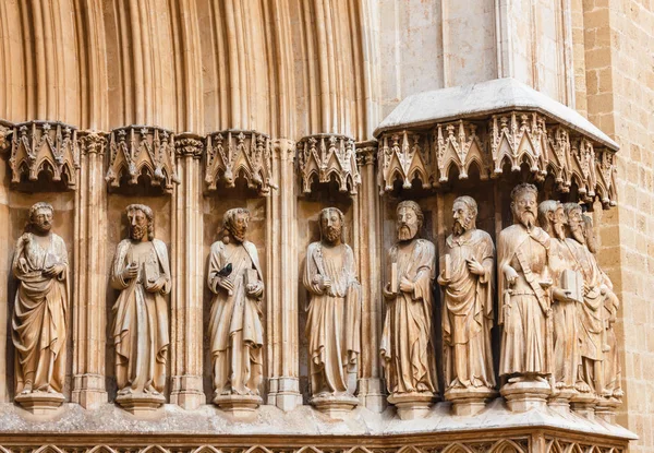 TARRAGONA, SPAGNA-APRILE 25,2018: Particolare della facciata della cattedrale di Tarragona con la scultura dei dodici apostoli — Foto Stock