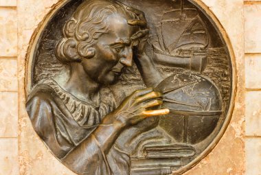 TORINO, ITALY-OCTOBER, 2018: Cristoforo Colombo 'nun ünlü sanatçı Dino Soma tarafından yaratılıp 1923' te açılışını yaptığı büyük rahatlıkla bronz madalyon. Efsaneye göre Cristoforo Colombo 'nun küçük parmağını ovmak büyük şans getirirmiş.