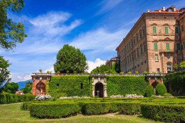 AGLIE, TURIN / ITALY-OCTOBER 2019: Agli Kalesi 'nin İtalyan bahçesi manzarası / içinde Agli Kalesi' nin İtalyan bahçesini karakterize eden heykeller ve tuğla oyukları