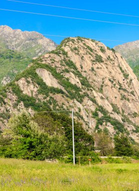 Dağlarda tırmanma pratiği yapmak için doğal bir kaya duvarı.