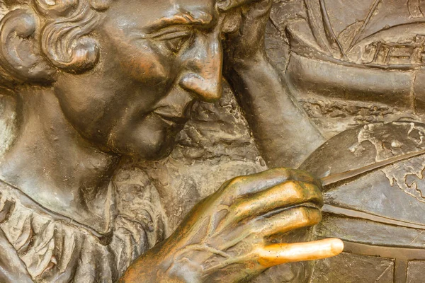 TORINO, ITALY-OCTOBER, 2018: Cristoforo Colombo 'nun ünlü sanatçı Dino Soma tarafından yaratılmış ve 1923 / Efsaneye göre Cristoforo Colombo' nun küçük parmağını ovmak büyük şans getirir