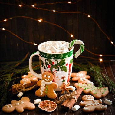 Dekorasyon ve gingerbreads erkek, hatmi, lolipop ve garland ile Noel ve yeni yıl için arka plan