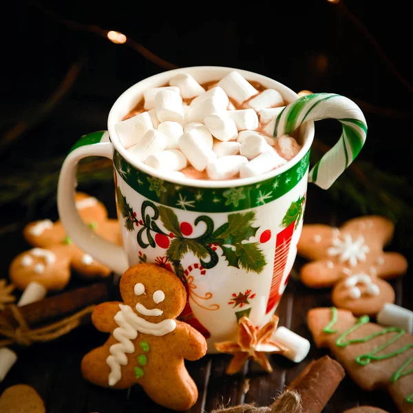 Dekorasyon ve gingerbreads erkek, hatmi, lolipop ve garland ile Noel ve yeni yıl için arka plan