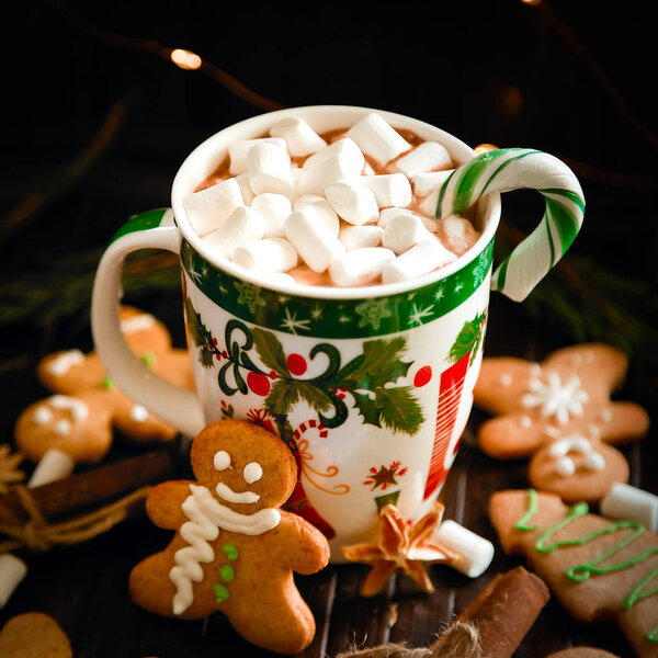 Украшение и фон для нового года и Рождества с имбирным хлебом мужчин, зефир, леденец и гирлянда
