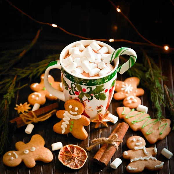 Dekorasyon ve gingerbreads erkek, hatmi, lolipop ve garland ile Noel ve yeni yıl için arka plan