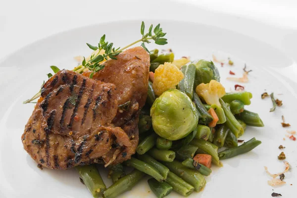 Barbekü et beyaz tabakta sebze ile.