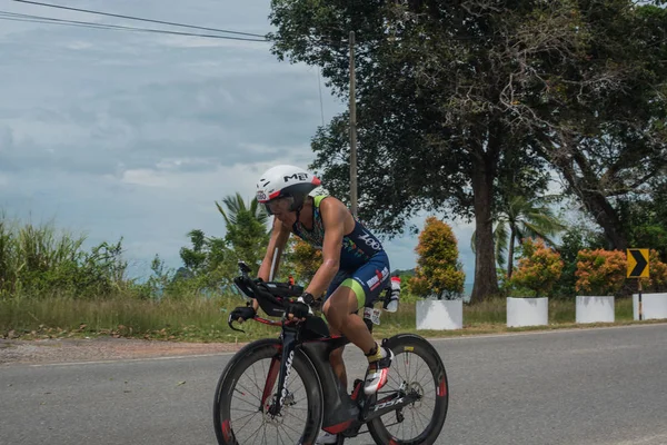 Langkawi Malaysia Novembro Sportsman Monta Uma Bicicleta Durante Triatlo Ironman — Fotografia de Stock