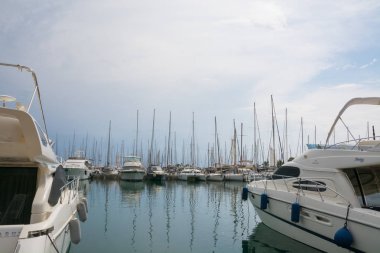 Yunanistan. Atina: 28 Haziran 2018: Marina Alimos. Havadan görünümü. Gün batımında otopark Yatlar.