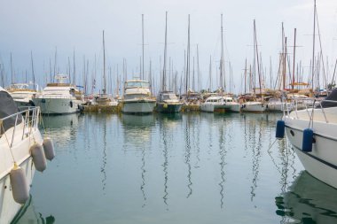 Yunanistan. Atina: 28 Haziran 2018: Marina Alimos. Havadan görünümü. Gün batımında otopark Yatlar.