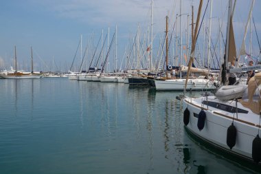 Yunanistan. Atina: 28 Haziran 2018: Marina Alimos. Havadan görünümü. Gün batımında otopark Yatlar.