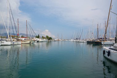 Yunanistan. Atina: 28 Haziran 2018: Marina Alimos. Havadan görünümü. Gün batımında otopark Yatlar.