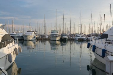 Yunanistan. Atina: 28 Haziran 2018: Marina Alimos. Havadan görünümü. Gün batımında otopark Yatlar.