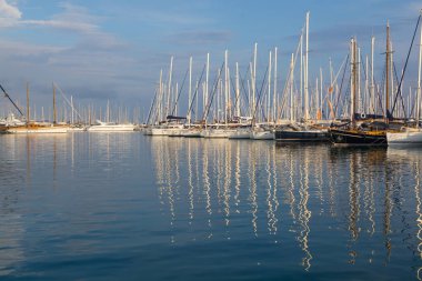 Yunanistan. Atina: 28 Haziran 2018: Marina Alimos. Havadan görünümü. Gün batımında otopark Yatlar.