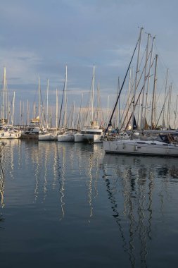 Yunanistan. Atina: 28 Haziran 2018: Marina Alimos. Havadan görünümü. Gün batımında otopark Yatlar.