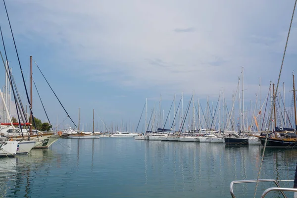 Yunanistan. Atina: 28 Haziran 2018: Marina Alimos. Havadan görünümü. Gün batımında otopark Yatlar.