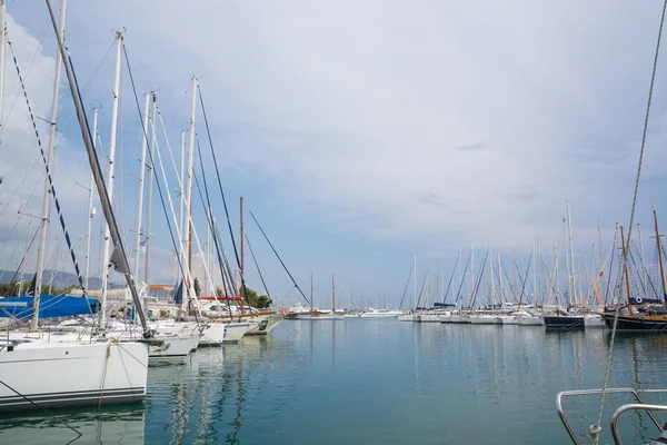 Yunanistan. Atina: 28 Haziran 2018: Marina Alimos. Havadan görünümü. Gün batımında otopark Yatlar.