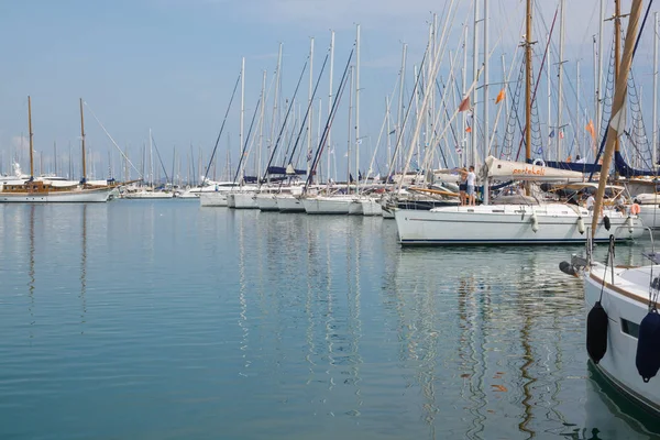 Yunanistan. Atina: 28 Haziran 2018: Marina Alimos. Havadan görünümü. Gün batımında otopark Yatlar.
