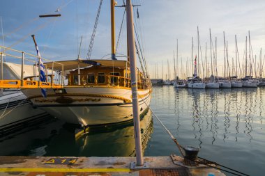 Yunanistan. Atina: 16 Haziran 2018: Marina Alimos. Havadan görünümü. Gün batımında otopark Yatlar.