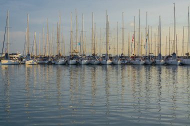Yunanistan. Atina: 16 Haziran 2018: Marina Alimos. Havadan görünümü. Gün batımında otopark Yatlar.