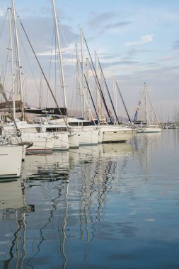 Yunanistan. Atina: 16 Haziran 2018: Marina Alimos. Havadan görünümü. Akşam saatlerinde otopark yatlar. Yumuşak renkler su ve gökyüzü.