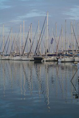 Yunanistan. Atina: 16 Haziran 2018: Marina Alimos. Havadan görünümü. Akşam saatlerinde otopark yatlar. Yumuşak renkler su ve gökyüzü.
