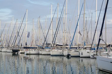 Yunanistan. Atina: 16 Haziran 2018: Marina Alimos. Havadan görünümü. Akşam saatlerinde otopark yatlar. Yumuşak renkler su ve gökyüzü.