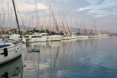 Yunanistan. Atina: 16 Haziran 2018: Marina Alimos. Havadan görünümü. Akşam saatlerinde otopark yatlar. Yumuşak renkler su ve gökyüzü.