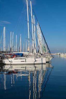 Yunanistan. Atina: 17 Haziran 2018: Marina Alimos. Havadan görünümü. Sabah otopark yatlar. Parlak renkler gökyüzü ve su. Su yansımalar.