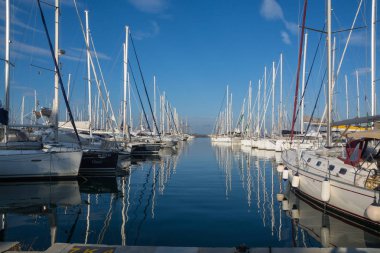 Yunanistan. Atina: 17 Haziran 2018: Marina Alimos. Havadan görünümü. Sabah otopark yatlar. Parlak renkler gökyüzü ve su. Su yansımalar.
