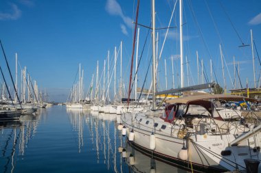 Yunanistan. Atina: 17 Haziran 2018: Marina Alimos. Havadan görünümü. Sabah otopark yatlar. Parlak renkler gökyüzü ve su. Su yansımalar.