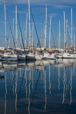 Yunanistan. Atina: 17 Haziran 2018: Marina Alimos. Havadan görünümü. Sabah otopark yatlar. Parlak renkler gökyüzü ve su. Su yansımalar.