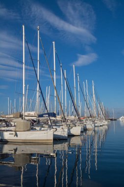 Yunanistan. Atina: 17 Haziran 2018: Marina Alimos. Havadan görünümü. Sabah otopark yatlar. Parlak renkler gökyüzü ve su. Su yansımalar.