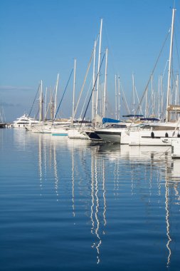 Yunanistan. Atina: 17 Haziran 2018: Marina Alimos. Havadan görünümü. Sabah otopark yatlar. Parlak renkler gökyüzü ve su. Su yansımalar.
