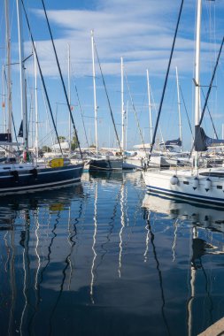Yunanistan. Atina: 17 Haziran 2018: Marina Alimos. Havadan görünümü. Sabah otopark yatlar. Parlak renkler gökyüzü ve su. Su yansımalar.