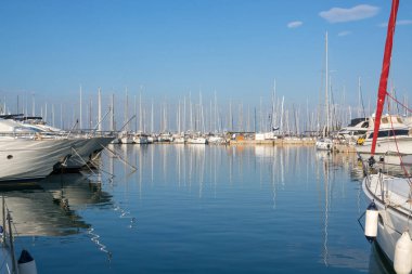 Yunanistan. Atina: 17 Haziran 2018: Marina Alimos. Havadan görünümü. Sabah otopark yatlar. Parlak renkler gökyüzü ve su. Su yansımalar.