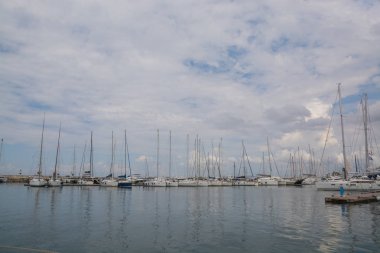 Yunanistan. Atina: 17 Haziran 2018: Marina Alimos. Havadan görünümü. Sabah otopark Yatlar. 
