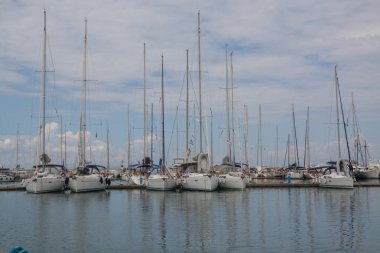 Yunanistan. Atina: 17 Haziran 2018: Marina Alimos. Havadan görünümü. Sabah otopark Yatlar. 
