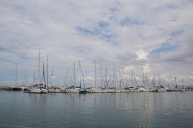 Yunanistan. Atina: 17 Haziran 2018: Marina Alimos. Havadan görünümü. Sabah otopark Yatlar. 