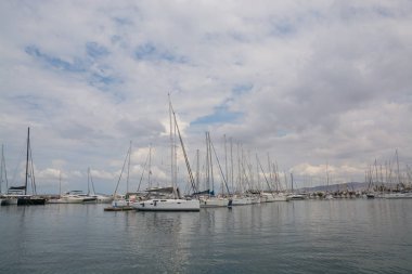 Yunanistan. Atina: 17 Haziran 2018: Marina Alimos. Havadan görünümü. Sabah otopark Yatlar. 