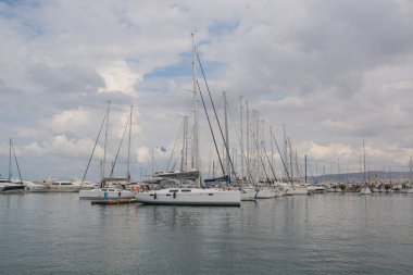 Yunanistan. Atina: 17 Haziran 2018: Marina Alimos. Havadan görünümü. Sabah otopark Yatlar. 