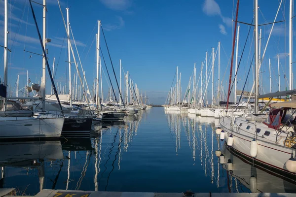 Yunanistan. Atina: 17 Haziran 2018: Marina Alimos. Havadan görünümü. Sabah otopark yatlar. Parlak renkler gökyüzü ve su. Su yansımalar.