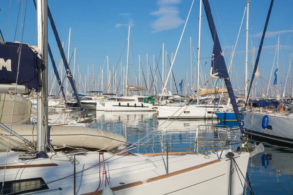 Yunanistan. Atina: 17 Haziran 2018: Marina Alimos. Havadan görünümü. Sabah otopark yatlar. Parlak renkler gökyüzü ve su. Su yansımalar.