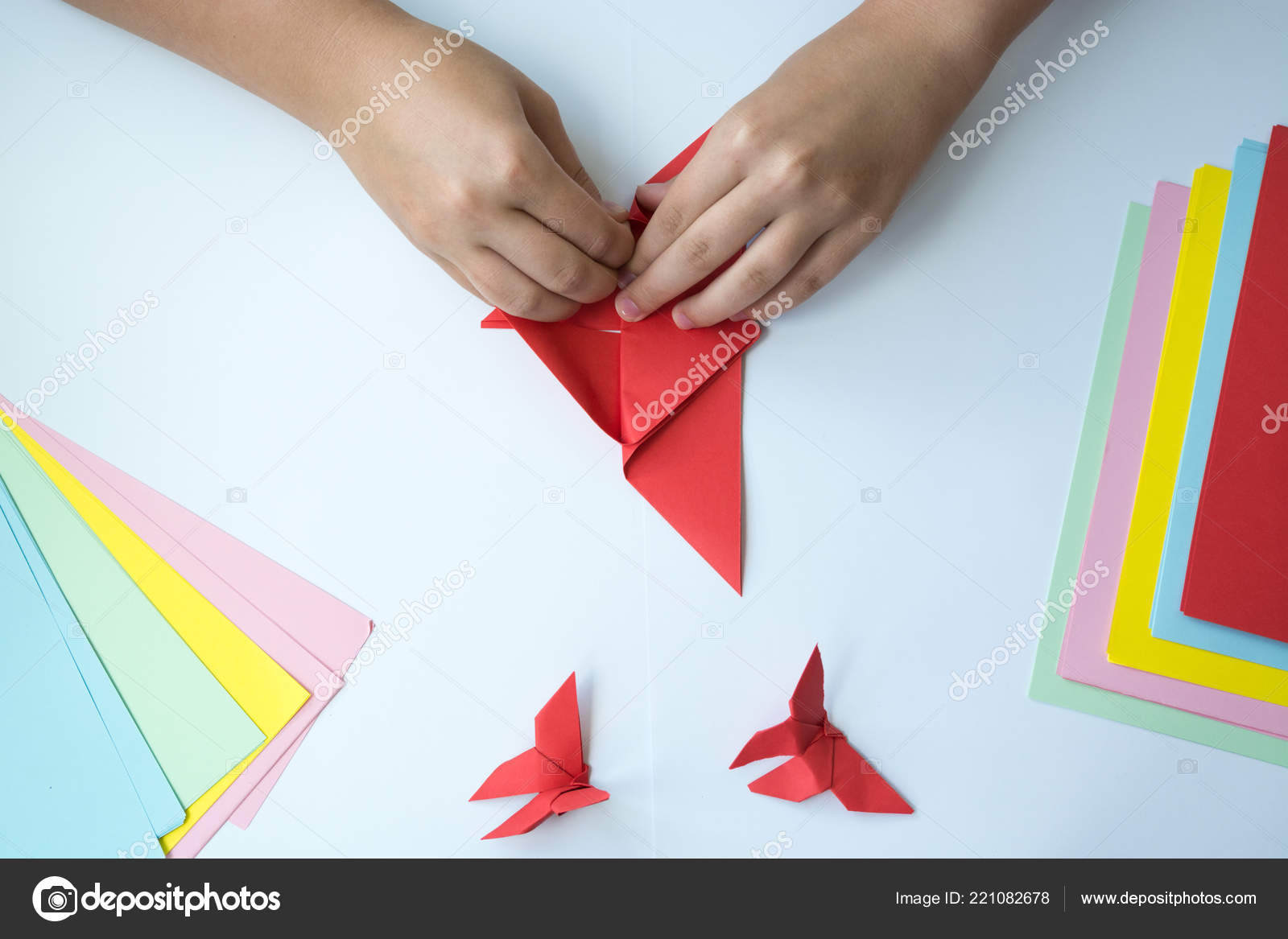 Die Hände Von Kindern Tun Origami Schmetterling Aus Farbigem