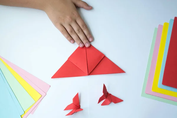 Mani Bambini Fanno Farfalla Origami Carta Colorata Sfondo Bianco Lezione — Foto Stock