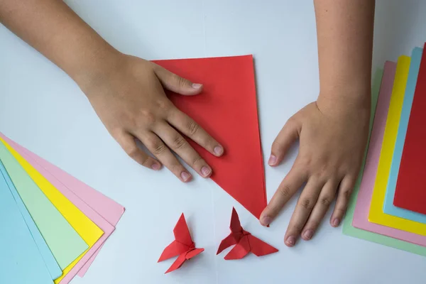 Mani Bambini Fanno Farfalla Origami Carta Colorata Sfondo Bianco Lezione — Foto Stock