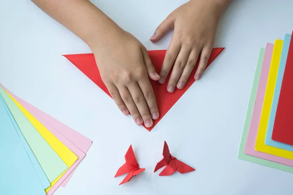 Beyaz Arka Plan Üzerinde Renkli Kağıttan Origami Kelebek Çocuk Ellerin Stok Resim