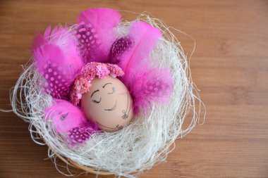 Sepetteki renkli Paskalya yumurta kapatın. Komik dekorasyon. Paskalya yumurtaları ile arka plan. Şirin el yapımı yumurta Paskalya tatil konseptiyle